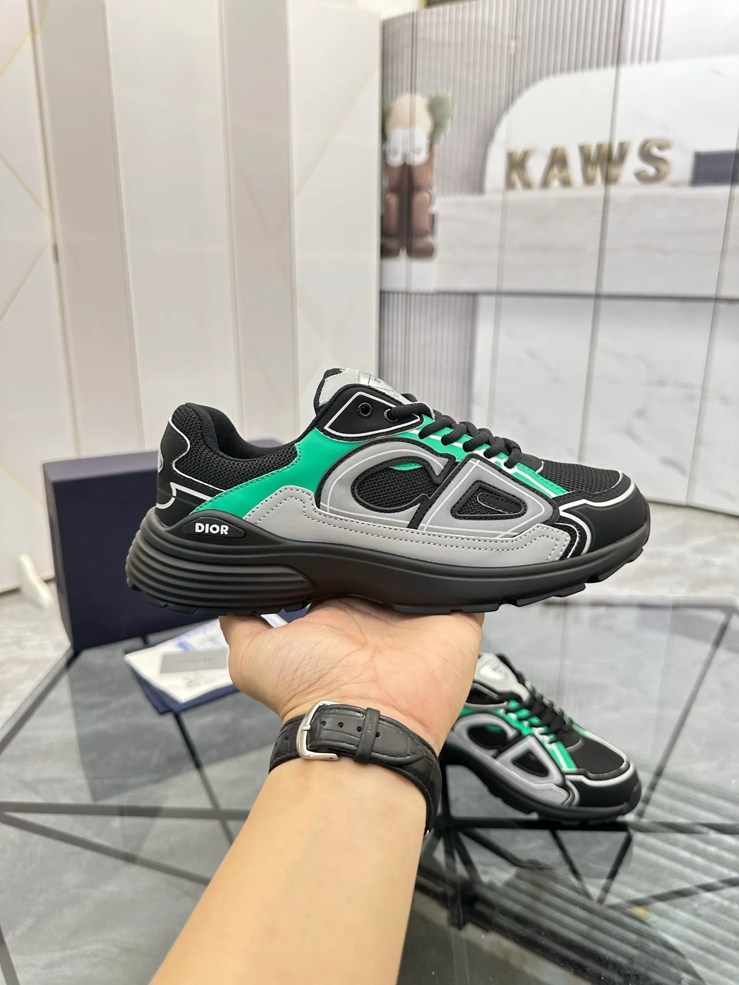 Men's shoes: 💰P400¥ Available in Guangzhou Product trademark: Dior* "Dior*" low-top casual shoes Regular size: 35-46 (can be customized to 47) Couple style Product materials: Upper imported cowhide stitched with original fabric, breathable lining, ultra-light foam original outsole. No.: 007